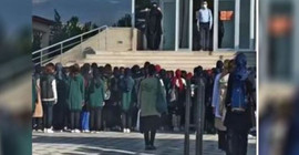 Çarşaflı öğretmenle İstiklal Marşı okutulmasına tepki: Bilinçli yapılıyor