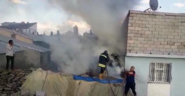 Çocuklar bahçede oynarken 350 balya otu yaktı