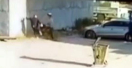 Kız kardeşinin videosunda gördüğü çocuğu dövdü
