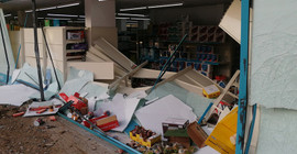 Otomobil markete daldı