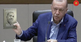 Kitabının Fransızcasını gösteren Erdoğan 'İngilizcesi' dedi