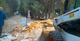 Validebağ'da direnenler kazandı: Üsküdar Belediyesi döktüğü kumu topladı