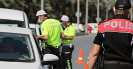 Polis, arama sırasında sigara içen şoförü darp etti