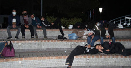 Öğrenciler geceyi parkta geçirdi, vali 'yurt talepleri yok' açıklaması yaptı