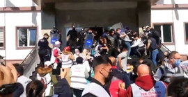 İşçilere çözüm için gittiği valilik önünde yaka paça gözaltı: Polis amiri 'çevik süpür' talimatı verdi