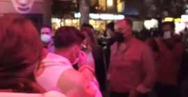İzmir'de öğrencilerden battaniyeli "barınamıyoruz" eylemi