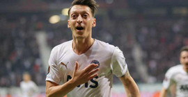 Mesut Özil, İngiltere'de futbol okulu kuruyor