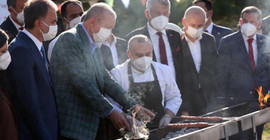 Erdoğan 'Bölücü kebapçılarla' kebap keyfi yaptı