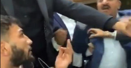 Müzisyenin sazını kırıp yüzüne tekme atmıştı: 'Irkçı saldırı' olmadığı iddia edildi