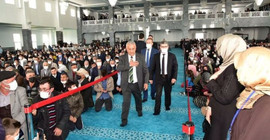 Diyanet Başkan Yardımcısı ve AKP'li başkan için camiye altın varaklı koltuk ve protokol yolu