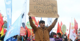 İşçiler kürsüden seslendi: Direnerek kazanacağız
