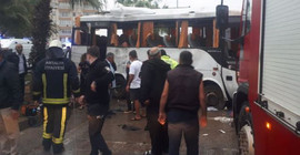 Antalya'da tur midibüsü devrildi: 2'si çocuk, 8 yaralı