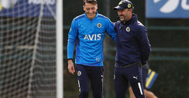 İdmanlara çıkamayan Mesut Özil’den arkadaşlarına uyarı