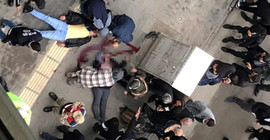 10'uncu kattan atlayan kadın, caddede yürüyen kişinin üzerine düştü
