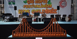 Çiğ köfteden 'Çanakkale Köprüsü' ilgi odağı oldu