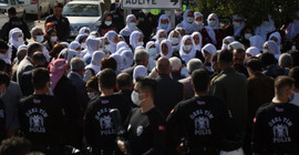 ‘Ülkenin geldiği durumun özeti: Adliye tabelası, adalet isteyen anneler ve özel tim’