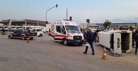 Kamyonet ile minibüs çarpıştı: 10 yaralı