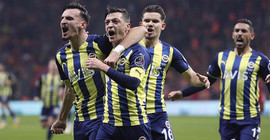 Fenerbahçe 10 kişi kaldığı maçta Galatasaray'ı mağlup etti