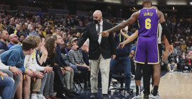 Maçta LeBron James'e sataşan çift salondan atıldı