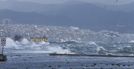 İzmir, Çanakkale ve Bursa'da deniz ulaşımına 'lodos' engeli