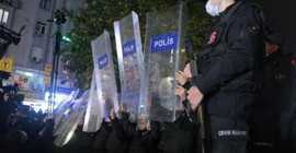 İhraç protestosu polis kalkanları eşliğinde yapıldı