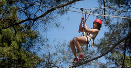 Ağaçlar arasında zipline heyecanı