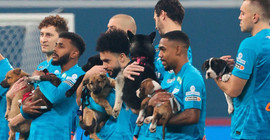 Zenit'ten hayvanseverleri mutlu eden hareket: Sahaya köpeklerle çıktılar