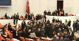 Bütçe görüşmelerinde; Soylu sataştı, yumruklu kavga çıktı