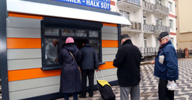 Eskişehir'de belediyenin dağıttığı ucuz süt için metrelerce kuyruk