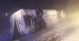 Bitlis’te tipi nedeniyle 2 otobüs devrildi: 35 yaralı