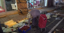 Vatandaş yüksek fiyatlar karşısında çareyi pazar atıklarında buluyor: Param yok, alamıyorum