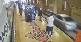 Fatih'te tramvay beklerken otomobil geldi