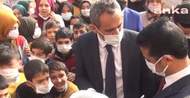 Bakan, öğrencilerin önünde müdürü azarladı: Siz ne biçim adamsınız ya!