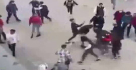 Öğrenciler kavga etti, veliler de karıştı