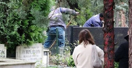 Mezar açıldı, ünlü tekstilci biyolojik babası çıktı