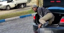 Patron, işçiyi arabası kirlenmesin diye bagajda taşıdı