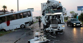 Mardin’de bir TIR işçi servisine çarptı: 11 yaralı