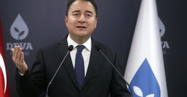 Babacan: Sezen Aksu’nun hedef alınması kabul edilemez