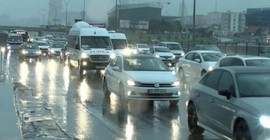 İstanbul'da kar yağışı trafiği etkiledi: Yoğunluk yüzde 80'i aştı
