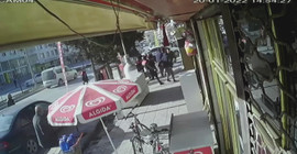 Ankara'da polis sokakta amca ve yeğenini dövdü