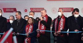 Erdoğan'la konuşan Fatma Şahin mikrofonu açık unuttu: Rektör tam bir deli