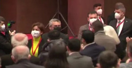 CHP toplantısında Sezen Aksu şarkısı: Hayatı yüceltenlere… Selam olsun