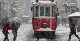 İstanbul'da yoğun kar yağışı nedeniyle mesai saatleri değiştirildi