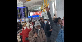 İstanbul Havalimanı'nda mahsur kalan turistlerden protesto: We need hotel