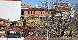 Roma döneminden kalma surlar, bahçe duvarı oldu