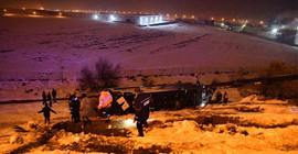 Antep'te yolcu otobüsü devrildi: 28 yaralı