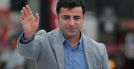 Demirtaş'tan öğrencilere 'anadilinizi seçin' çağrısı