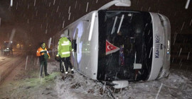 Tokat'ta yolcu otobüsü devrildi: 13 yaralı