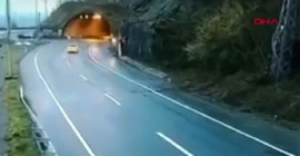 Artvin'de bir sürücü yamaçtan kopan kayalardan kıl payı kurtuldu
