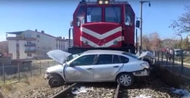Ankara'da hemzemin geçitte tren kazası: Ölü ve yaralılar var